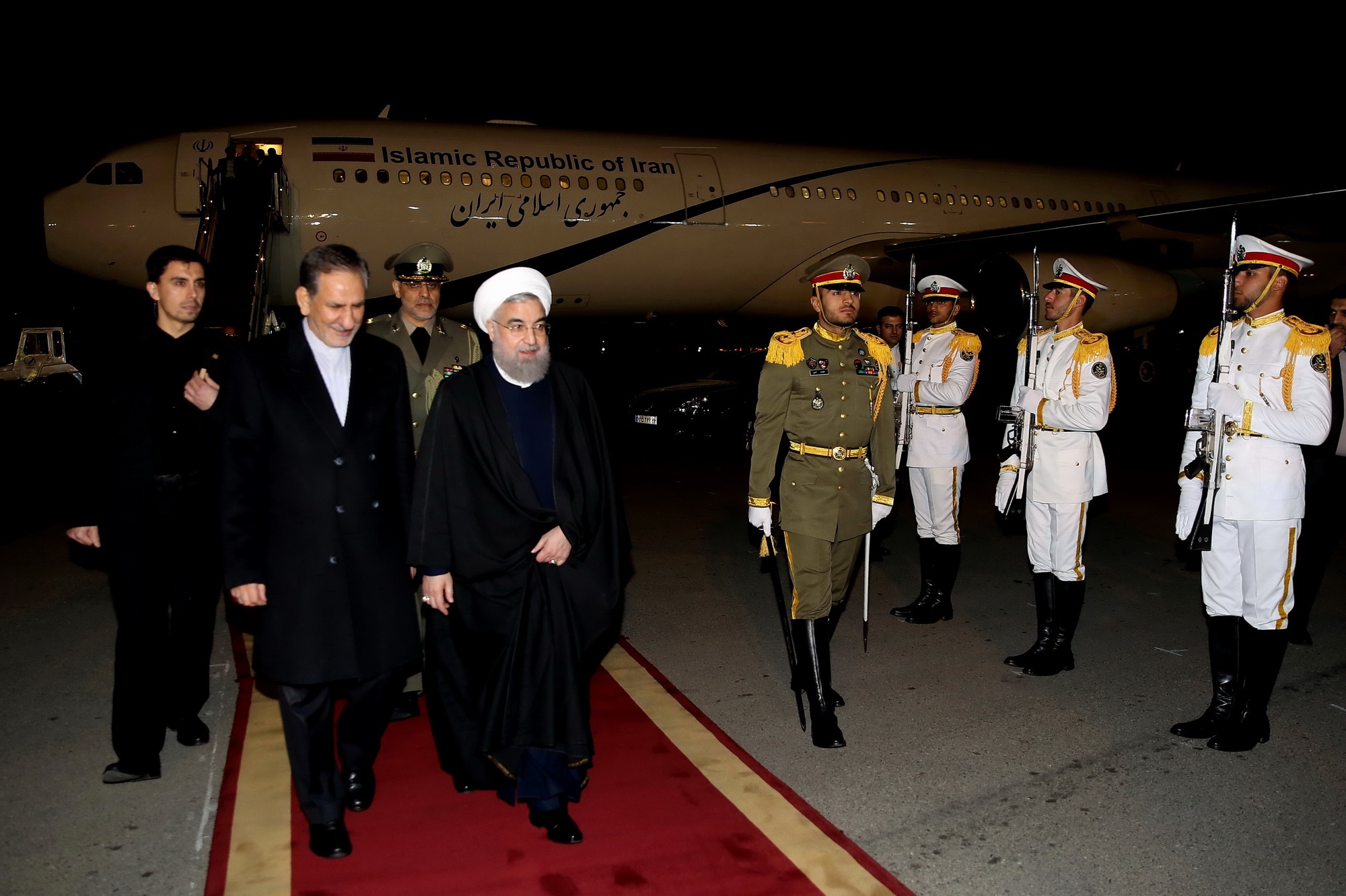 چه کسی به استقبال روحانی در فرودگاه رفت؟ +عکس