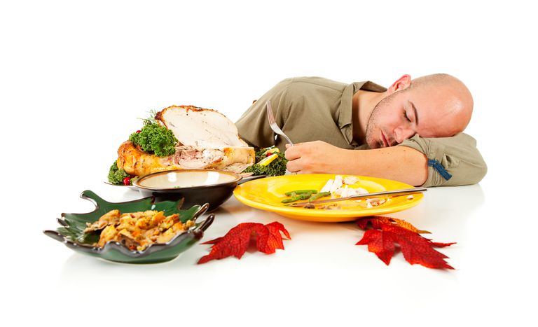 علت خستگی بعد از غذا خوردن چیست؟ + راه حل