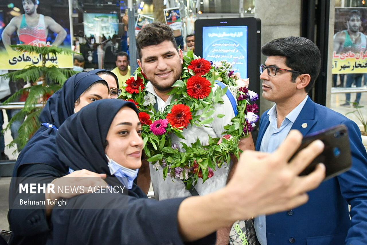 بازگشت تیم ملی کشتی فرنگی + عکس