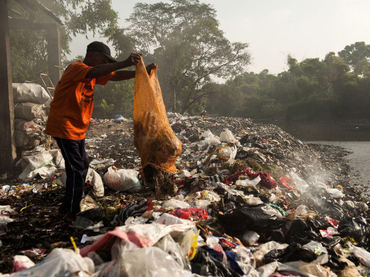 تخلیه زباله در حاشیه رودخانه "سیتروم" اندونزی +عکس