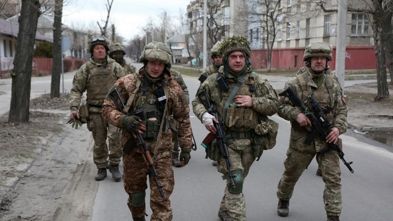عجیب ترین سلاح روی دوش یک سرباز اوکراینی + عکس