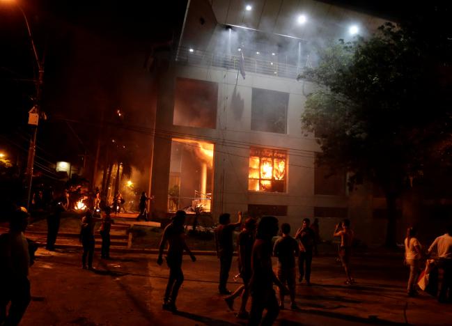 کنگره پاراگوئه به آتش کشیده شد