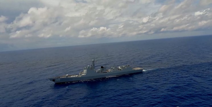 صف آرایی کشتی های جنگی تایوانی و چینی در برابر هم