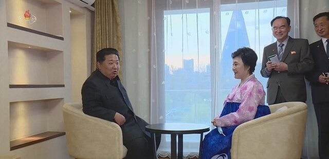 هدیه رهبر کره شمالی به «بانوی صورتی» + عکس