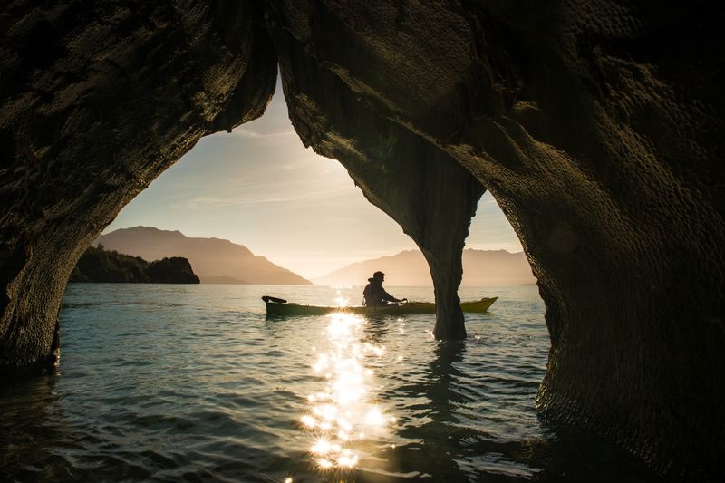 قایقرانی در غارهای سنگ مرمر در عکس روز نشنال جئوگرافیک
