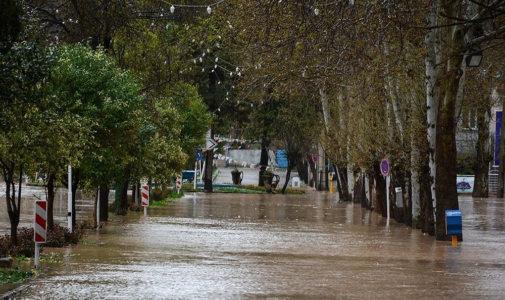 پیشروی آب رها شده از سدها بسمت خیابان‌های اهواز +فیلم