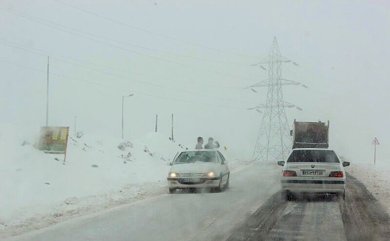 برف و باران در جاده های ۶ استان