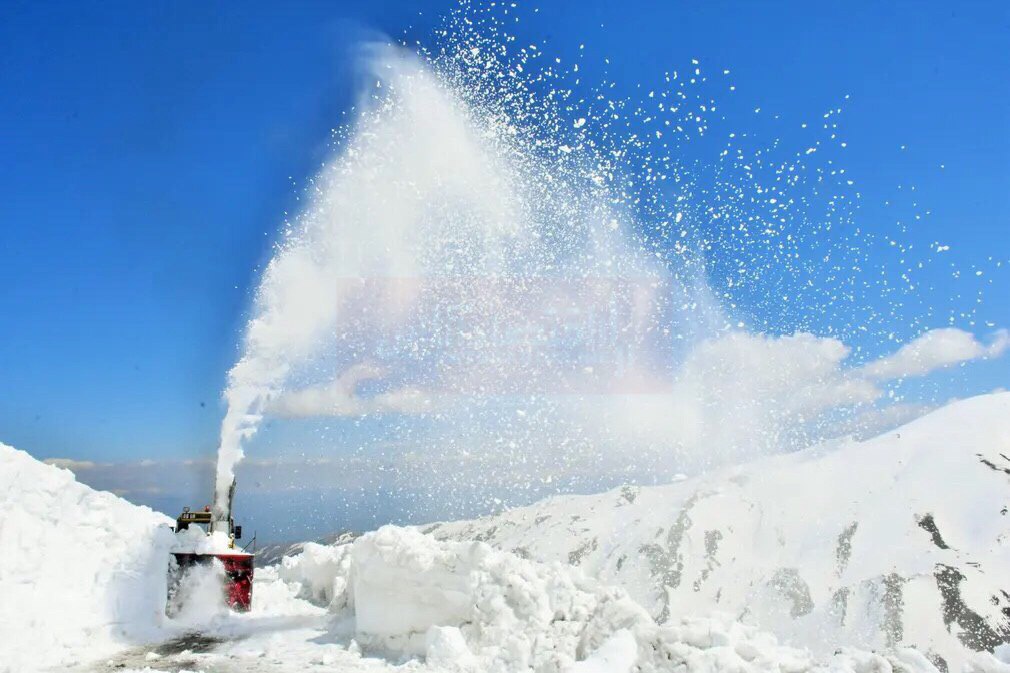 پاکسازی جاده‌های روستایی از برف در کاوس‌تپه ترکیه