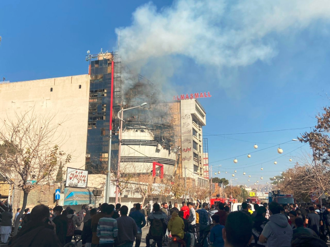 آتش‌سوزی گسترده یک ساختمان تجاری در کرمان