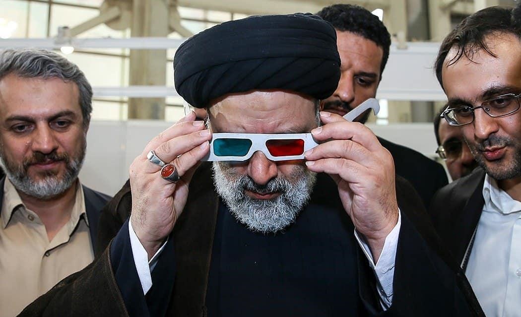  ابراهیم رئیسی با عینک سه‌بعدی +عکس 