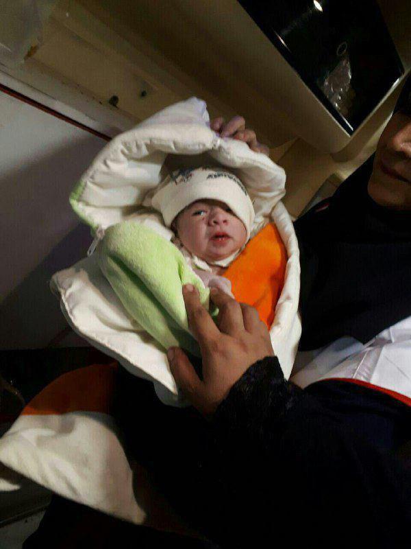 اولین نوزادی که بعد از زلزله به دنیا آمد +عکس