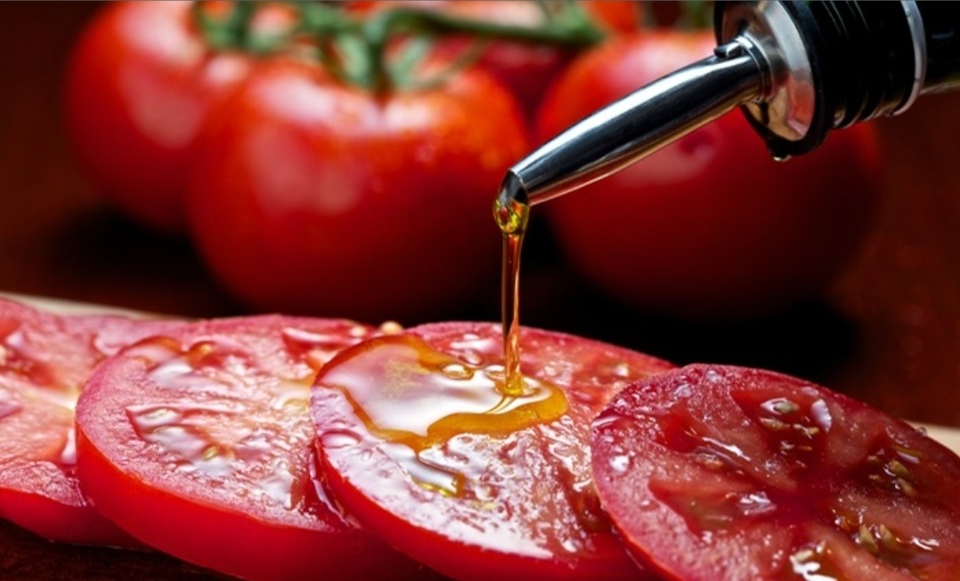 پیشگیری از بیماری‌ های قلبی با رژیم غذایی غنی از روغن زیتون و گوجه