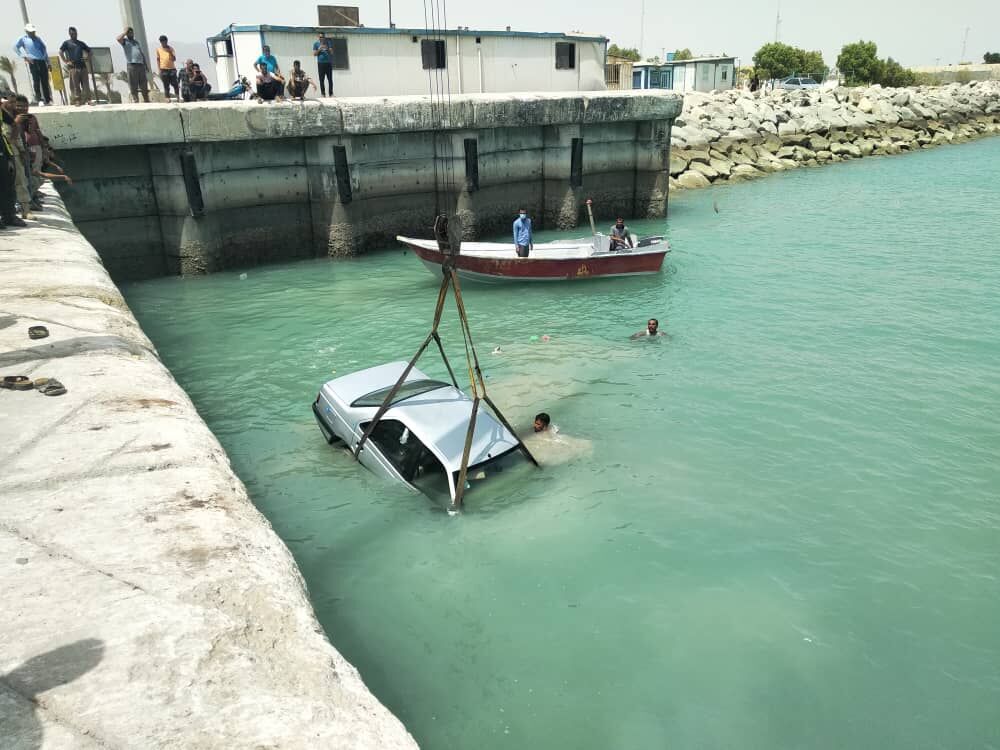 سقوط عجیب یک خودرو در دریا + فیلم