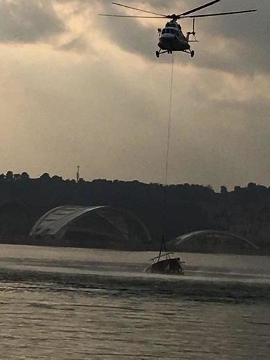 لاشه بالگرد سقوط کرده در دریاچه چیتگر +عکس