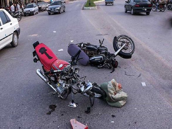 لحظه دلخراش تصادف موتورسیکلت و یک زن در خیابان + فیلم