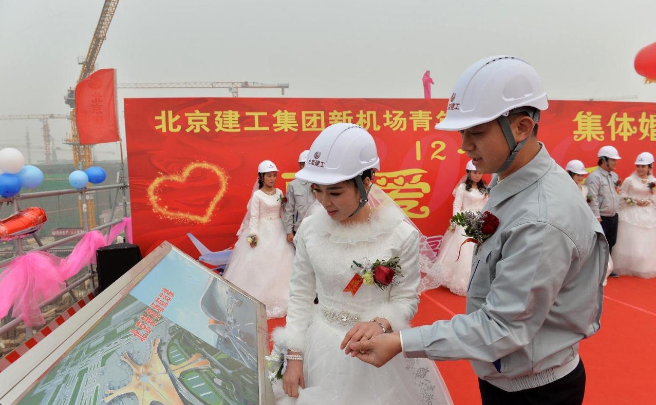 ازدواج دسته جمعی کارگران فرودگاه جدید پکن +عکس