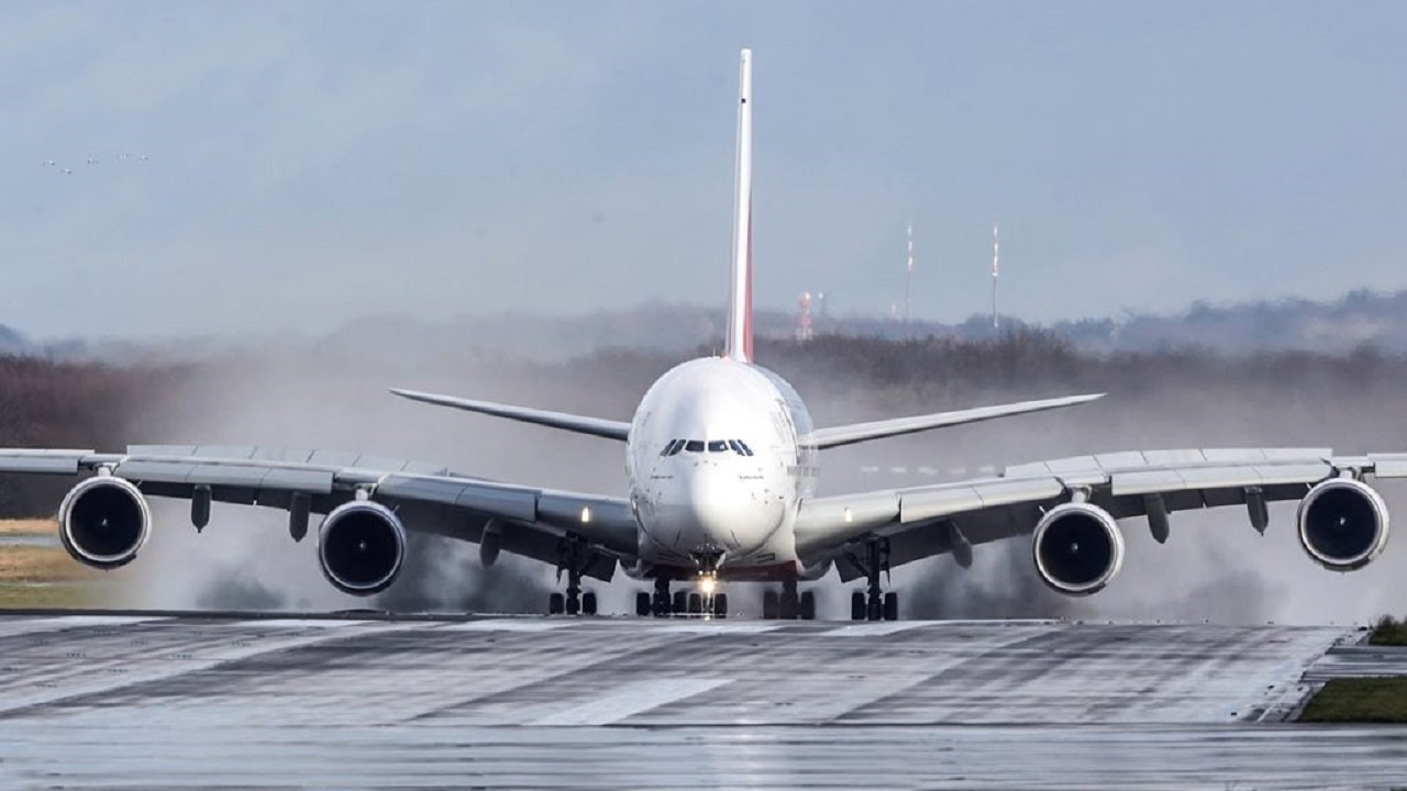 لحظه فرود بزرگترین هواپیمای مسافربری جهان + فیلم