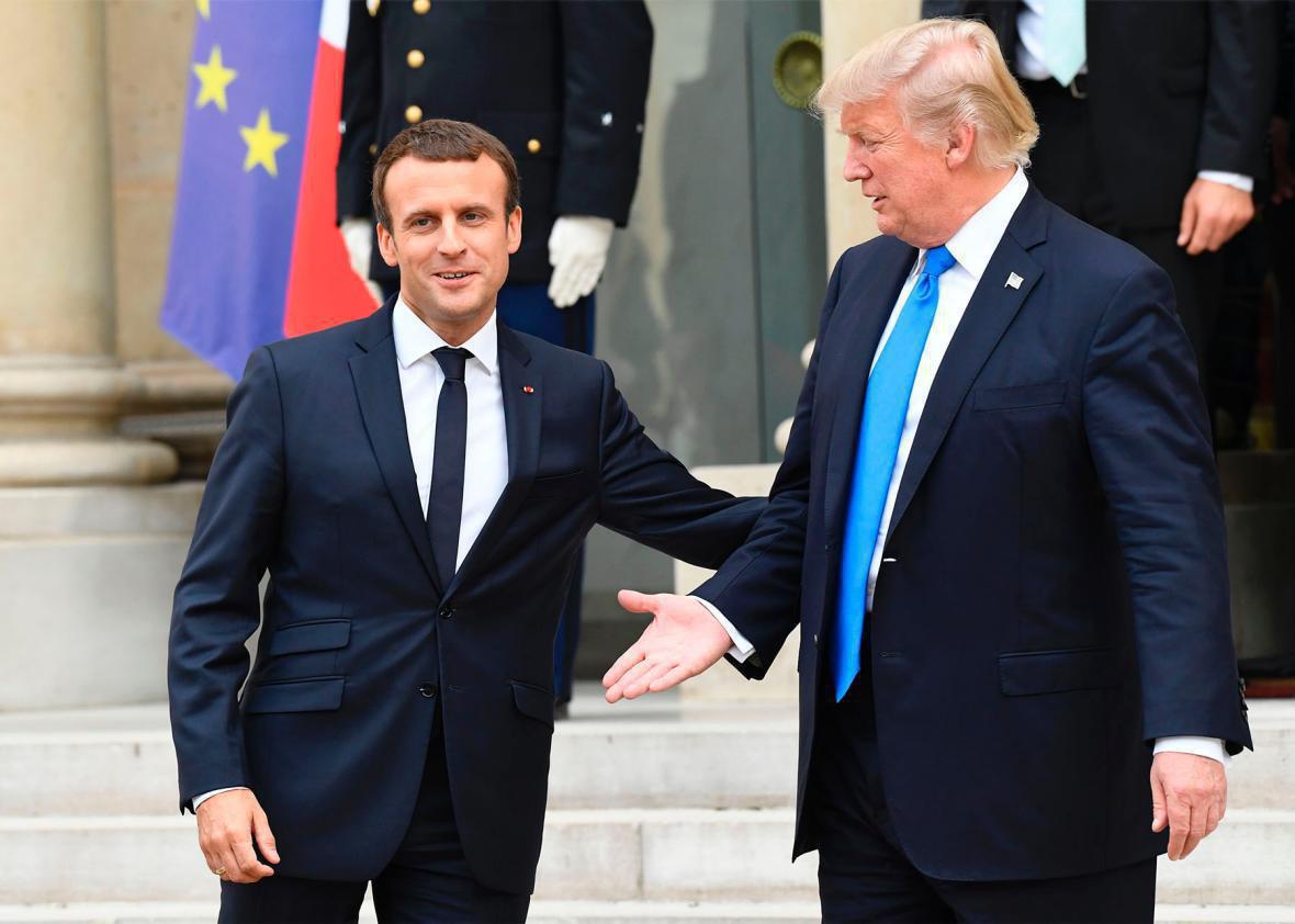 برخورد جالب ترامپ و ماکرون در فرانسه +فیلم
