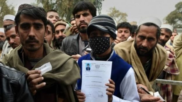 مهاجران افغانستانی قسطی از مرز رد می‌شوند