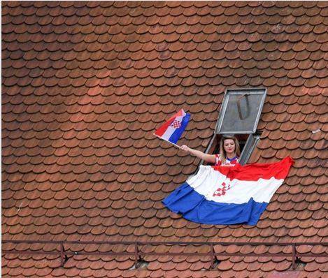  استقبال مردم از کاروان تیم ملی کرواسی +تصاویر