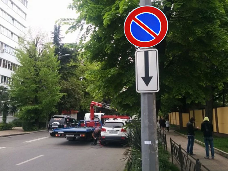 تجمیع تابلو‌های توقف ممنوع بر سر تقاطع ها