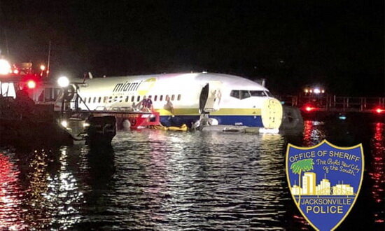 سقوط هواپیمای مسافربری درون رودخانه