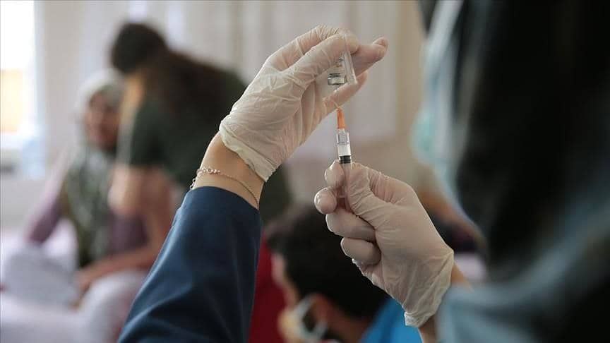 تزریق واکسن تقلبی کرونا توسط پرستار جوان