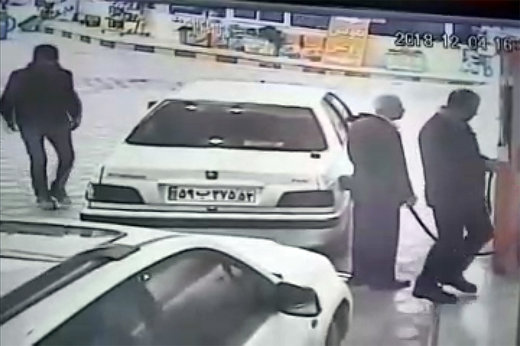 سرقت ماشین در پمپ بنزین بدون هیچ واهمه ای! + فیلم