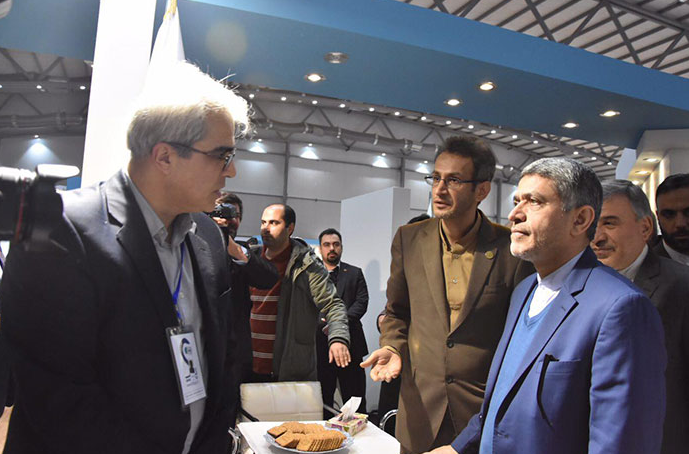 بازدید وزیر اقتصاد و استاندار البرز از غرفه بانک ملی در نمایشگاه الکامپ