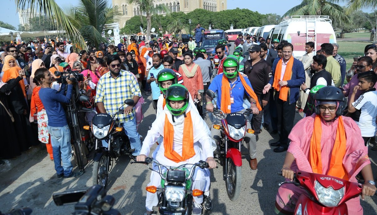 استقبال گسترده از کمپین موتورسواری زنان در پاکستان