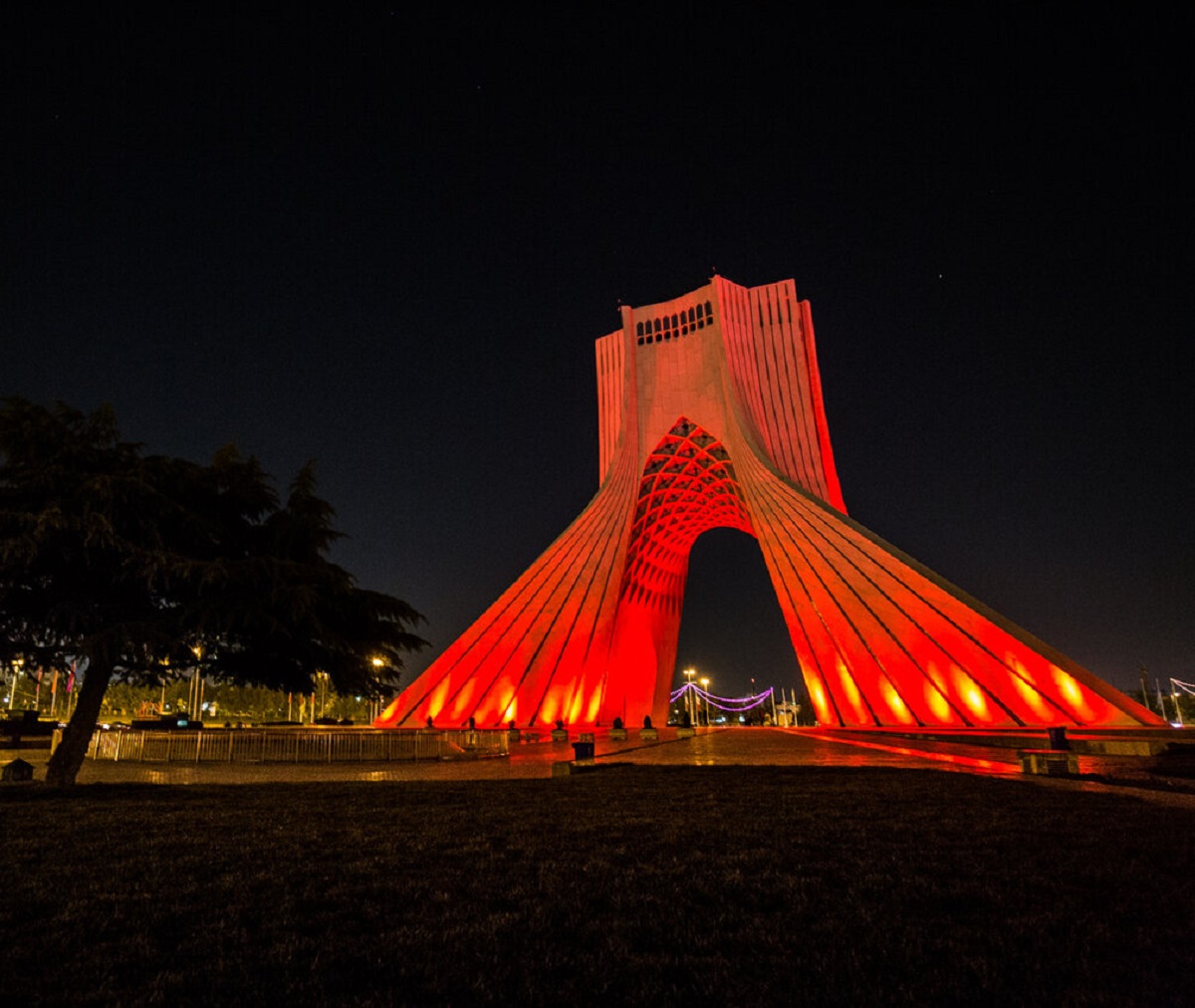برج آزادی و پل طبیعت در روز جهانی هموفیلی قرمز شد + عکس