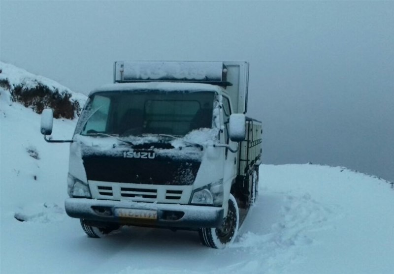  ۱۰۰ خودرو در گردنه چری کوهرنگ گرفتار در برف شدند 