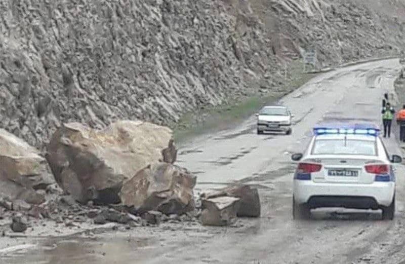 محور هراز به علت وقوع سیلاب و ریزش سنگ بسته شد