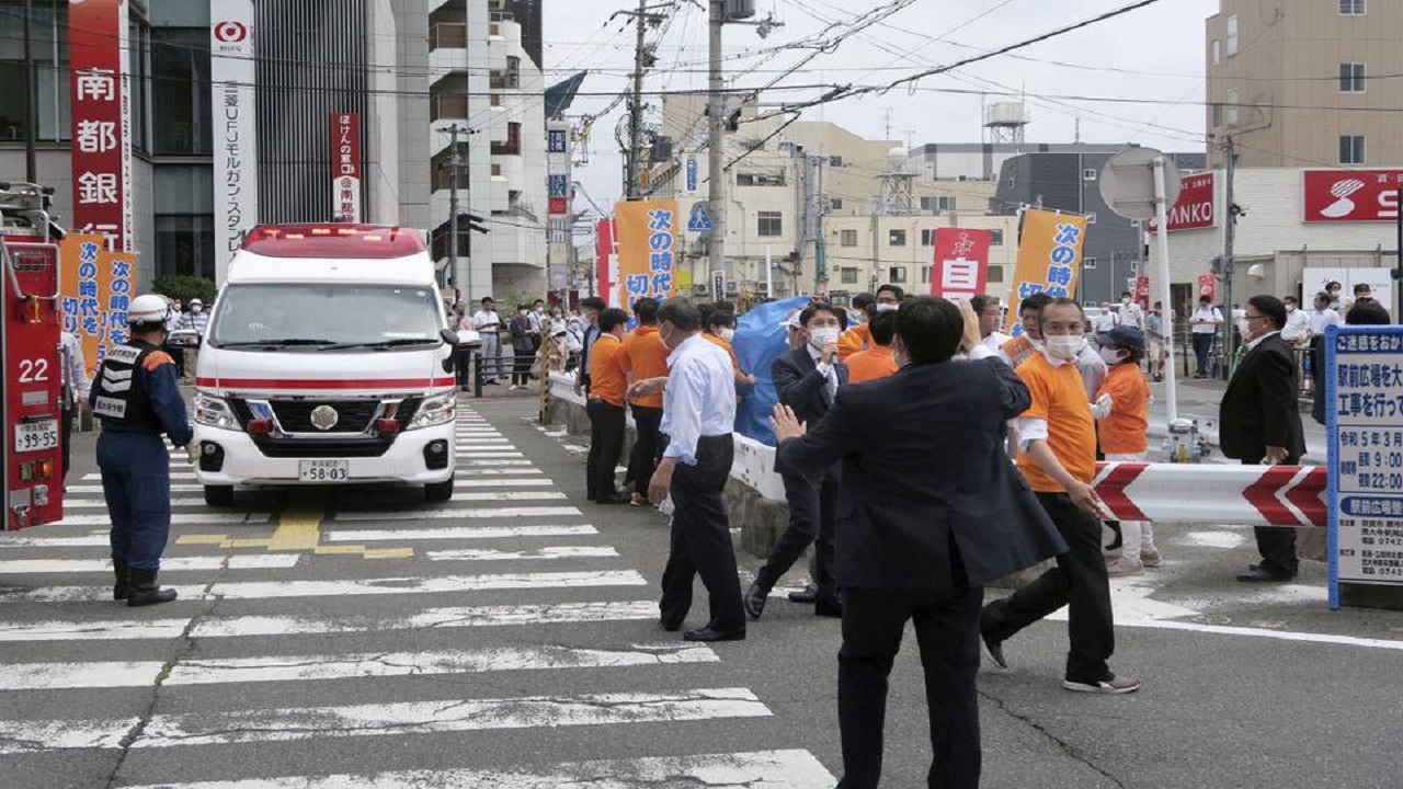 نخست وزیر پیشین ژاپن ترور شد + فیلم لحظه تیراندازی