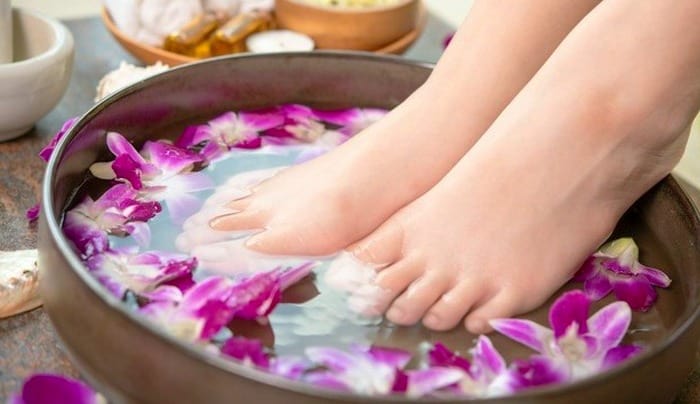 فواید و مزایای قرار دادن پاها در آب گرم