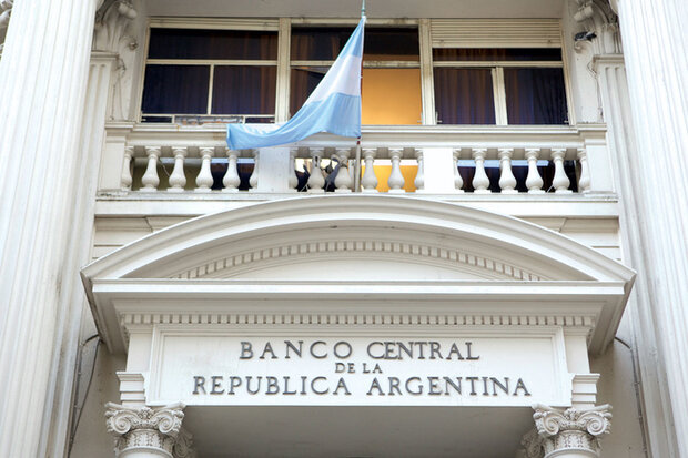 آرژانتین میزان مجاز خرید دلار را به شدت کاهش داد