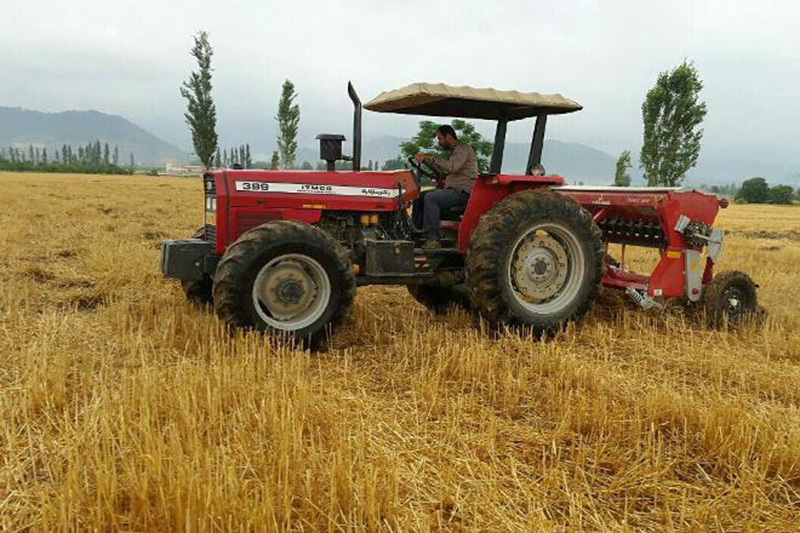 امسال ۱۴هزار دستگاه تراکتور به کشاورزان تحویل داده شد