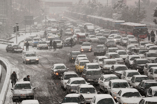 آماده باش مناطق ٢٢ گانه شهرداری تهران در پی بارش برف/ استقرار ١٣۵٠ ماشین آلات برف روبی در پایتخت