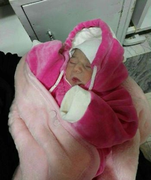 کشف نوزاد یک روزه در سطل زباله در خمین +عکس