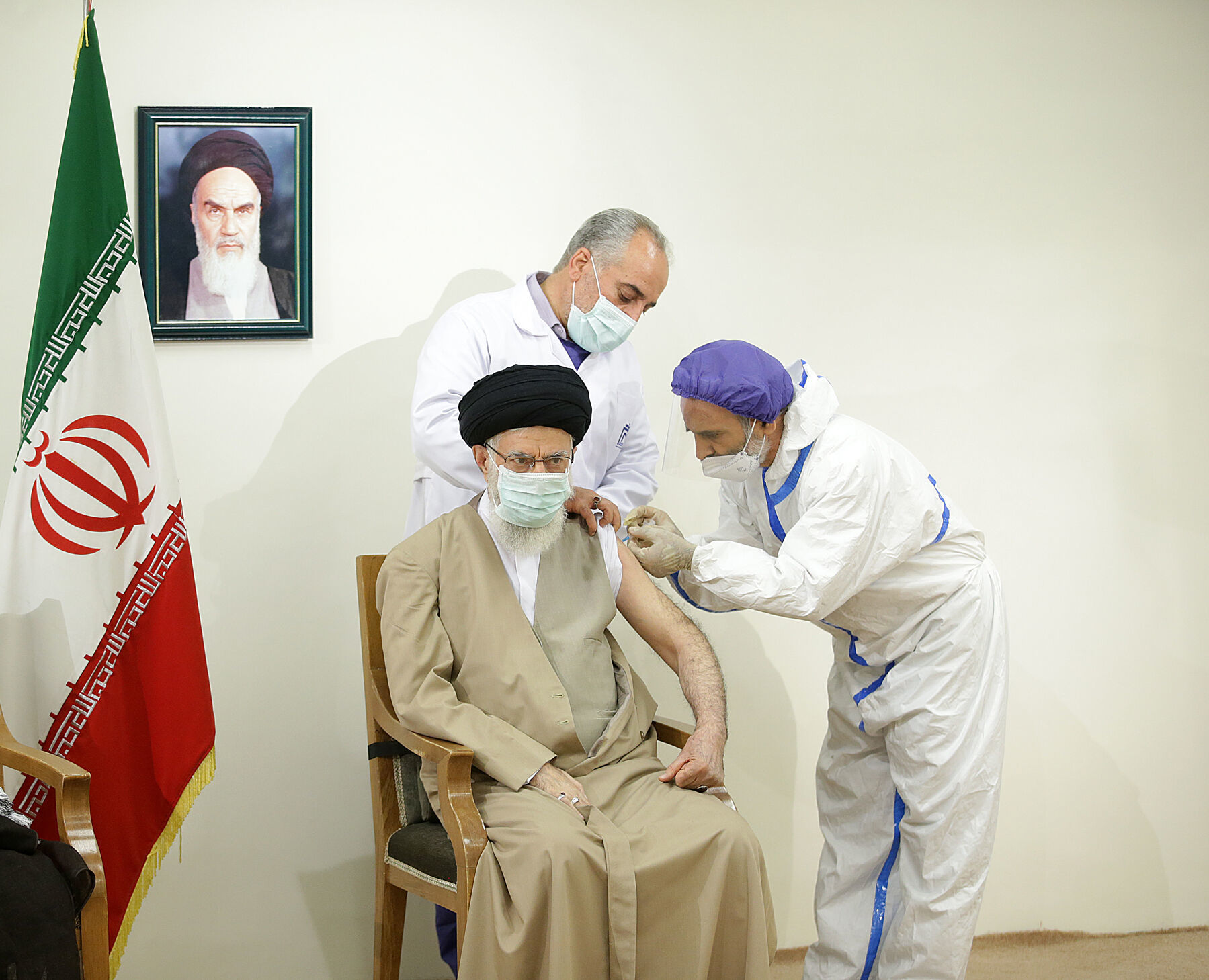 رهبر معظم انقلاب نوبت اول واکسن ایرانی کرونا را دریافت کردند + فیلم