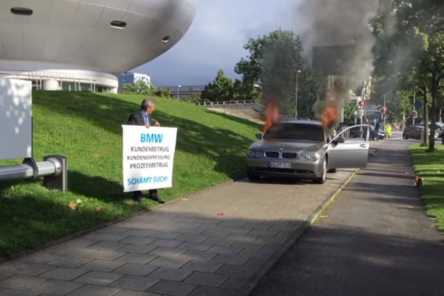 آتش زدن خودروی "ب‌ام‌و" به نشانه اعتراض +عکس