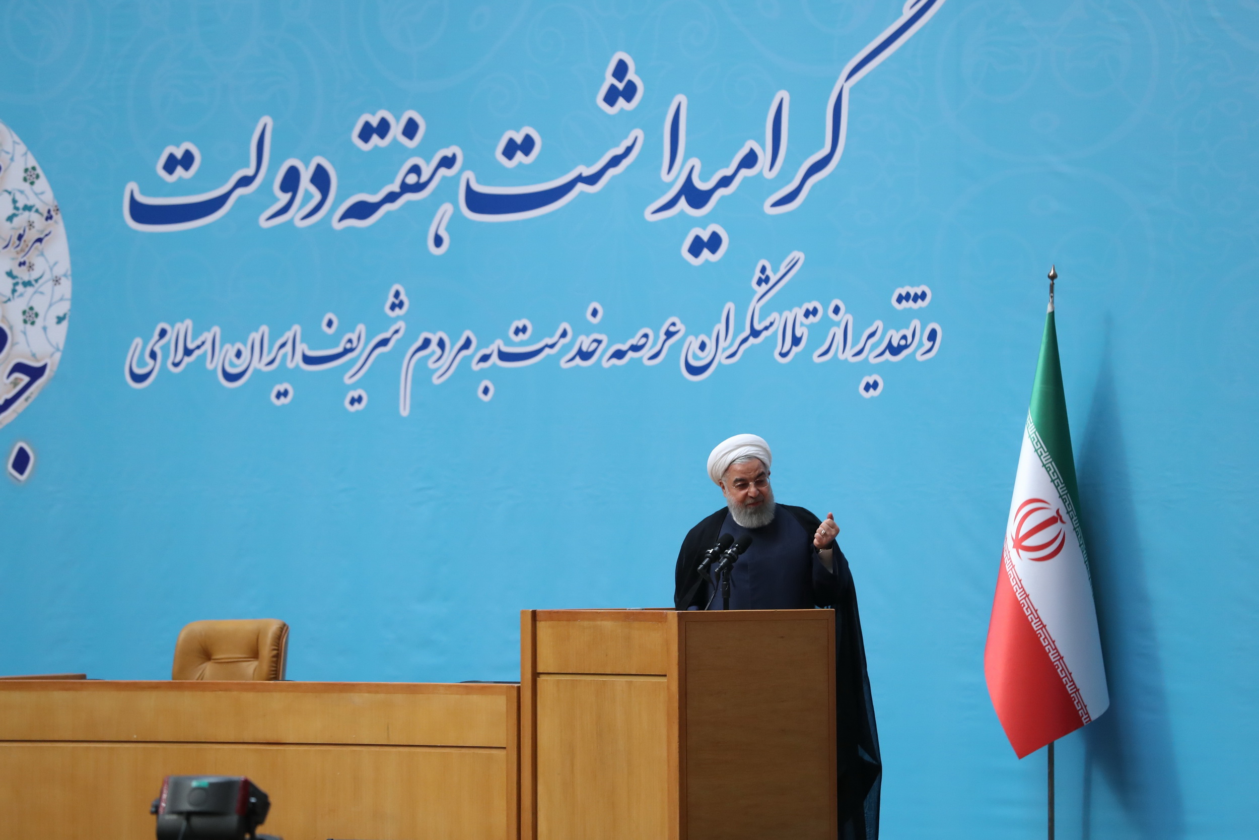 روحانی: نباید با چند ماه سختی عقب‌نشینی کنیم و امیدمان نا امید شود/ امروز جنگ، جنگ اقتصادی و تبلیغاتی است و دولت در صف مقدم این جنگ است