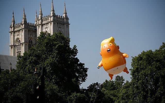 پرواز عروسک ترامپ از سوی مخالفان سفر او به انگلیس +عکس