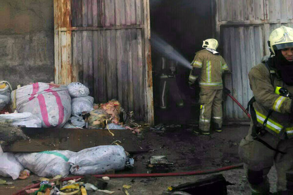 آتش سوزی در کارگاه ۵۰۰ متری مبل +عکس