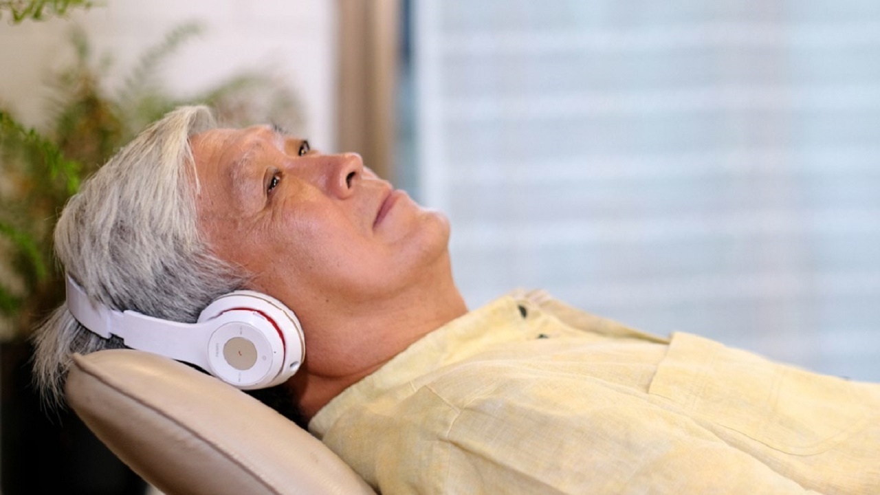 برای درمان آلزایمر موسیقی گوش کنید!