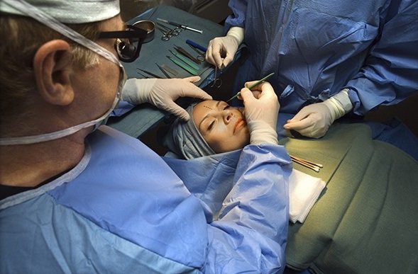 علت گرایش زنان به عمل جراحی زیبایی چیست؟