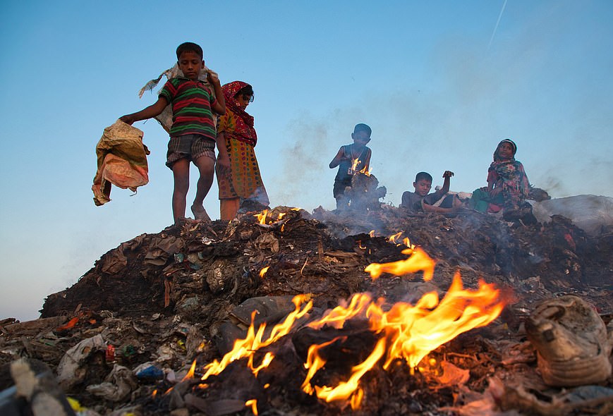 زندگی بدبختانه کودکان در میان زباله‌های آتشین +عکس