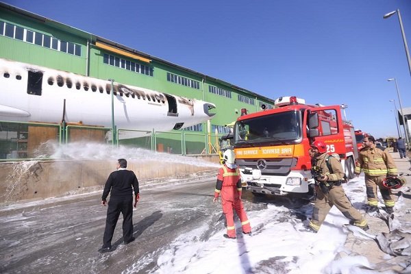 آتش گرفتن هواپیمای اسقاطی در فرودگاه امام +عکس