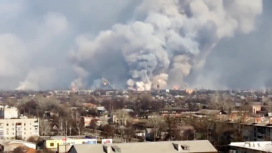انفجار پلی در شرق اوکراین برای جلوگیری از حملات نیروهای روسی + فیلم