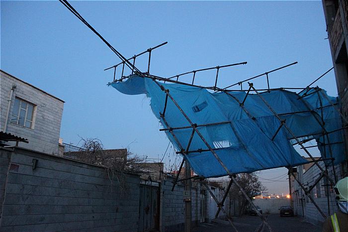 سقوط داربست ساختمان روی کابل برق +عکس